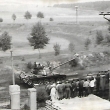 22.srpna 1968 dopoledne v 11 hodin na cest� k muni��ku tanky okupant�.Po prav� stran� bar�k 2.tankov�ho praporu,v pozad� sporov� stadion.22.srpna 1968 dopoledne v 11 hodin na cest� k muni��ku tanky okupant�.Po prav� stran� bar�k 2.tankov�ho praporu,v poza
